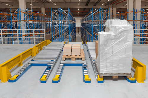 Automated Pallets Conveyor Belts in Warehouse